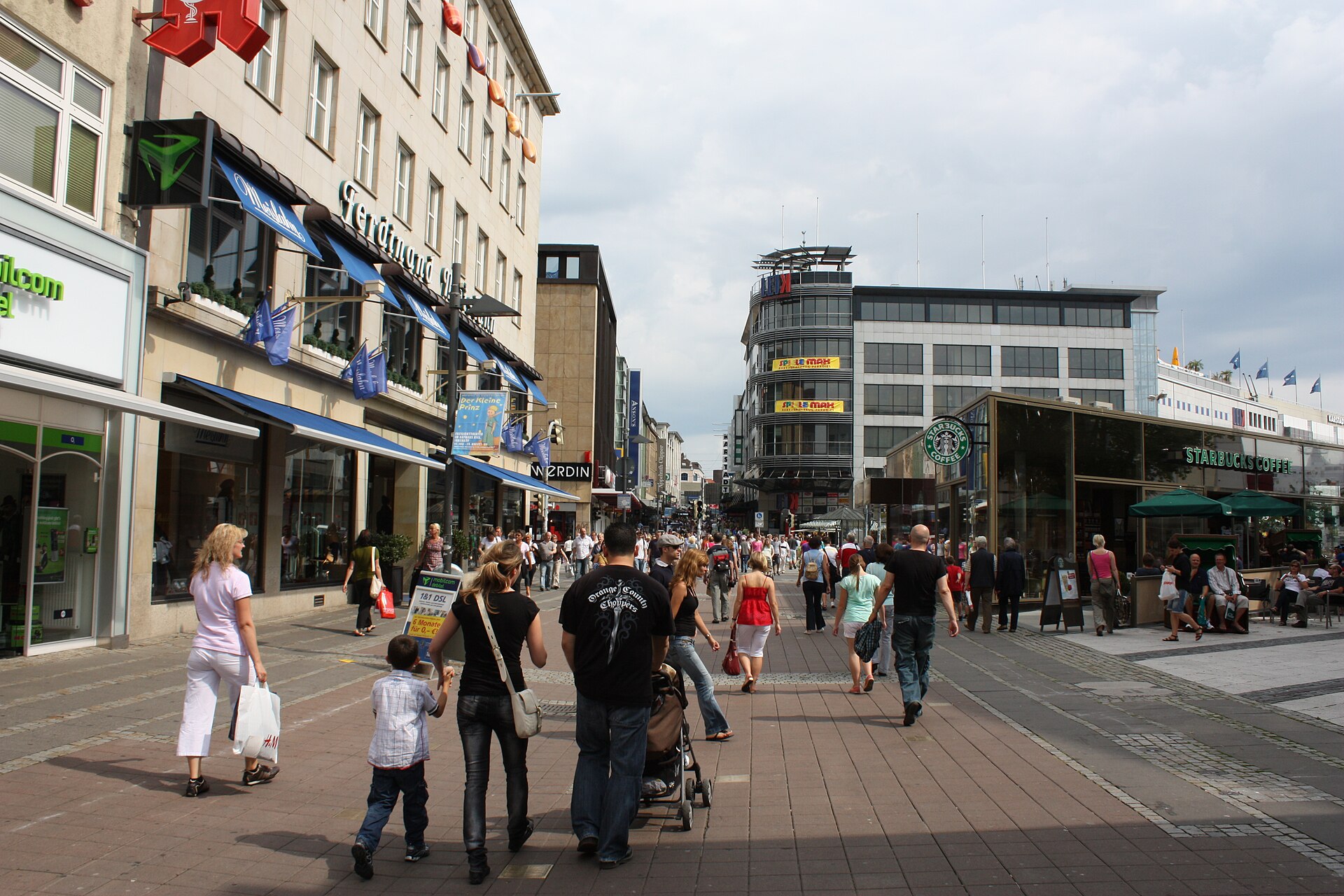 Fußgängerzone Holstenstraße in Kiel mit Passanten und Geschäften