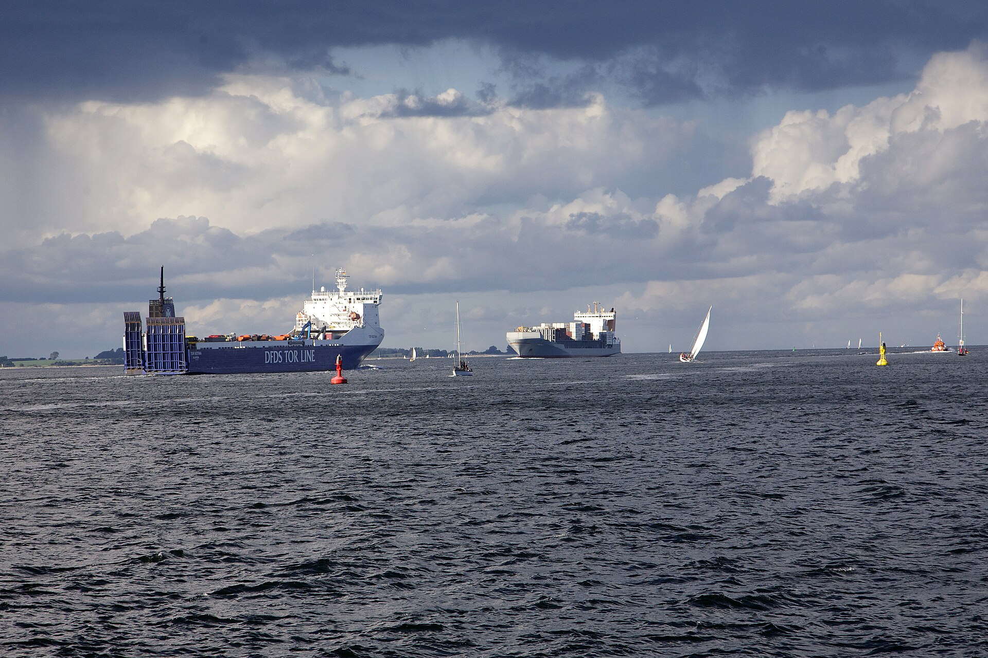 Blick über die Kieler Förde mit Hafenbecken und Segelbooten